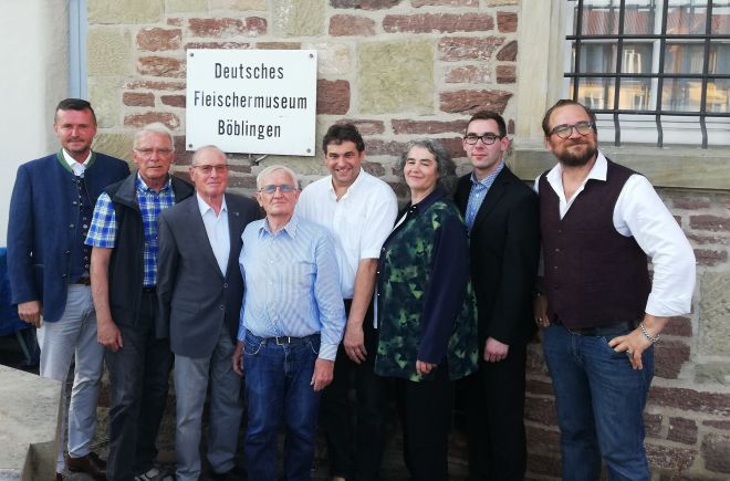 Gruppenbild mit Dame Vorstand Verein FM und Leitung.jpg